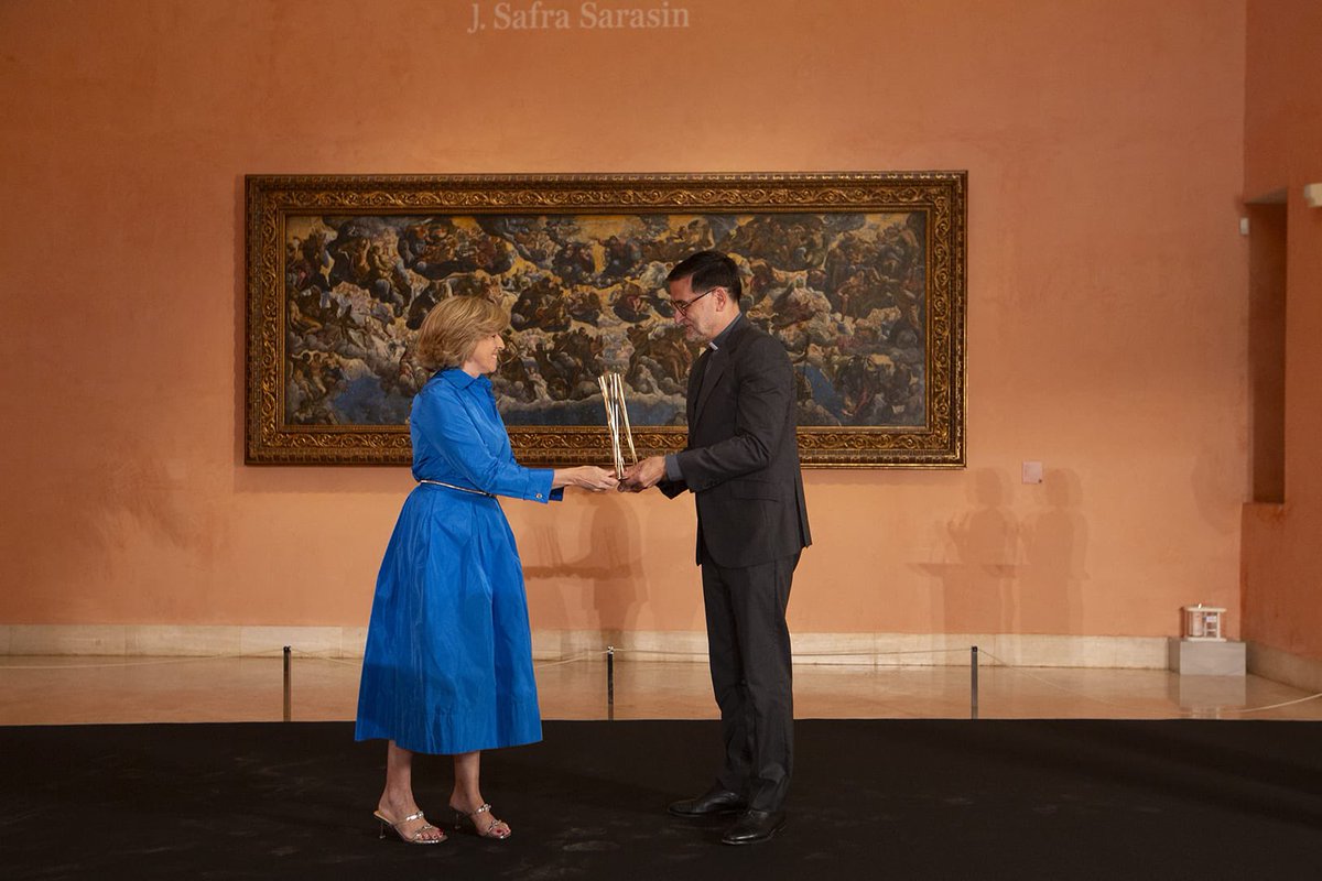 Ana de la Cueva (@anadelacuevaf) on Twitter photo Enhorabuena a <a href="/ArsMagazine/">Ars Magazine</a> por los #VIPremiosArteyEmpresa y a todos los galardonados.
Un honor entregar a <a href="/CatedralSevilla/">Catedral de Sevilla</a> su premio por la restauración de la Giralda y cerrar el acto defendiendo la importancia de implicar a toda la sociedad en el cuidado del patrimonio. Enhorabuena a <a href="/ArsMagazine/">Ars Magazine</a> por los #VIPremiosArteyEmpresa y a todos los galardonados.
Un honor entregar a <a href="/CatedralSevilla/">Catedral de Sevilla</a> su premio por la restauración de la Giralda y cerrar el acto defendiendo la importancia de implicar a toda la sociedad en el cuidado del patrimonio.