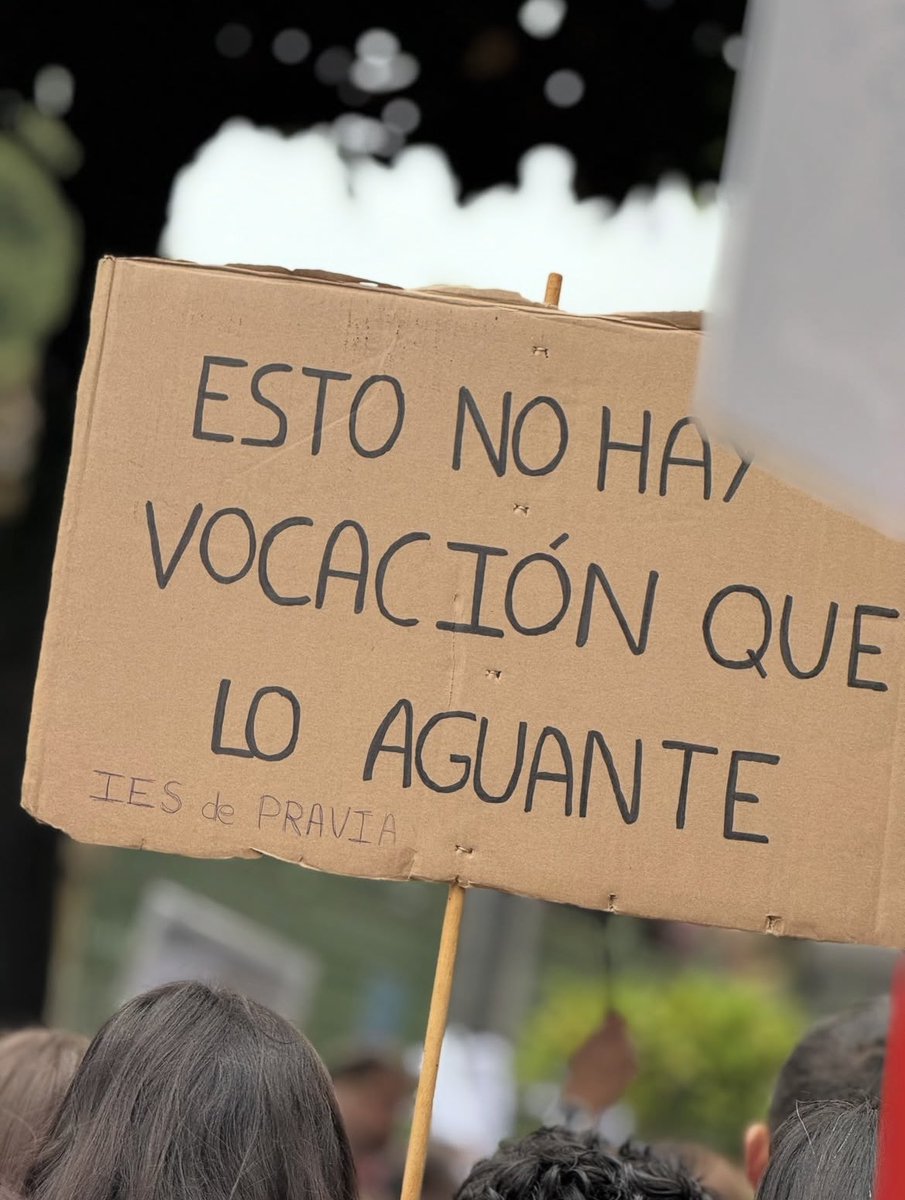 leticiagarcia_m's tweet photo. No queremos una subida de salario, queremos una EQUIPARACIÓN SALARIAL con el resto de comunidades 
#huelgadocenteasturiana #huelgadocenteasturias @AdrianBarbon @Pilar_Alegria @sanchezcastejon @FSA_PSOE @PSOE @asturdocentes https://t.co/HEdTNURX1Y