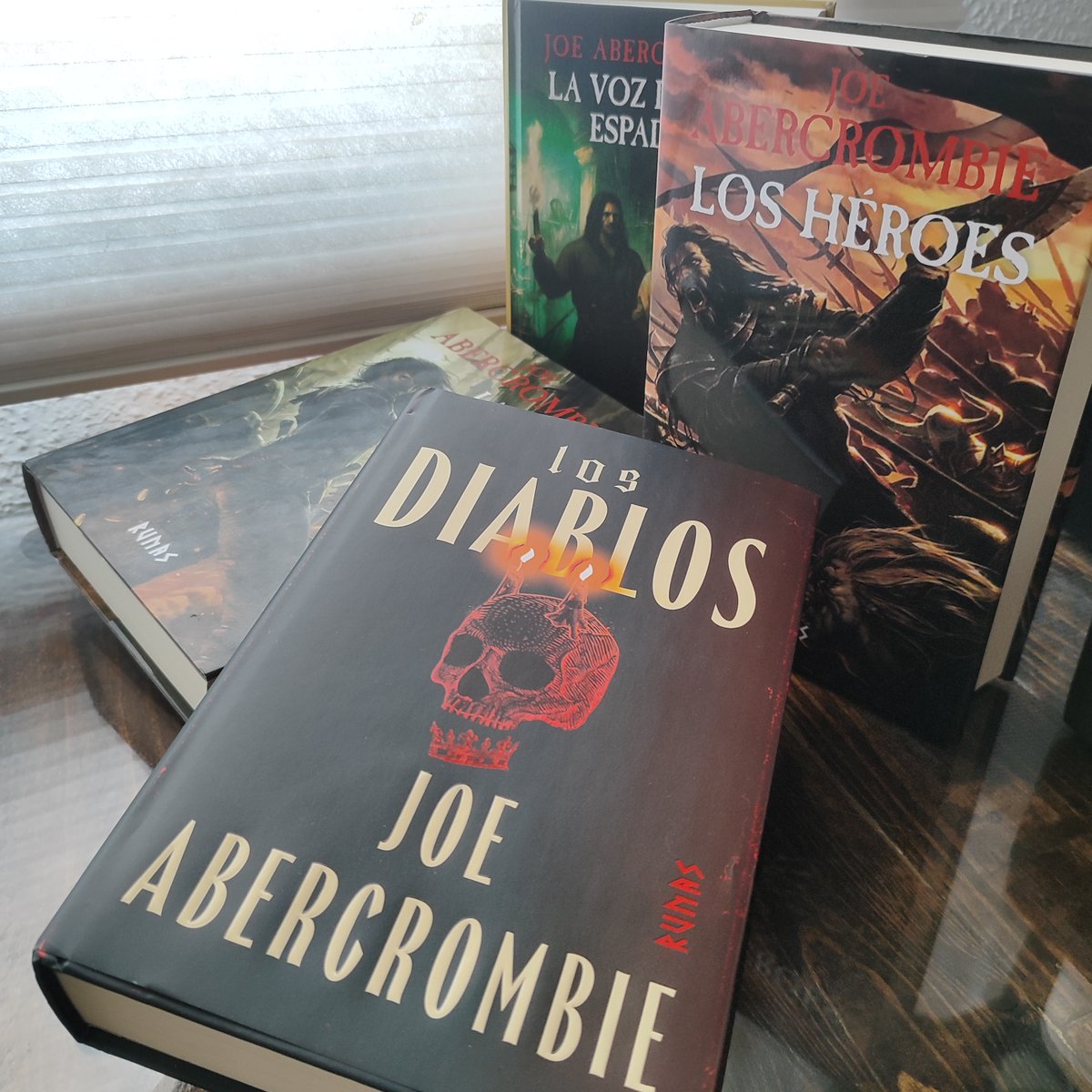 🎬 «Los Diablos», de Joe Abercrombie, será llevada al cine por la productora de James Cameron.
Y no solo eso: el propio Abercrombie coescribirá el guion junto a Cameron.

No es casual. Como tampoco lo es que aparezca en este canal... A Abercrombie le fascina la historia. Y no