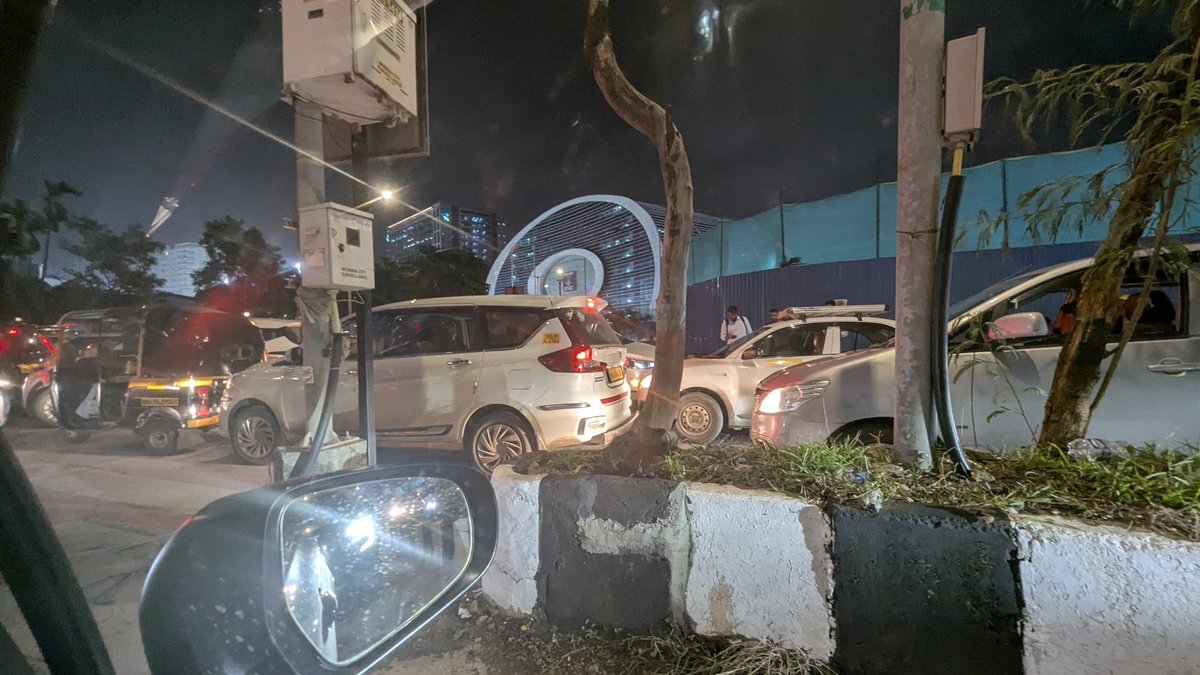 manojkamath's tweet photo. @MTPHereToHelp  Vehicles going in opposite lane to beat the queue near weworks at BKC before entry to Chunabhatti connector. This is a daily nuisance. Please take action https://t.co/cBZQ4PfyMl