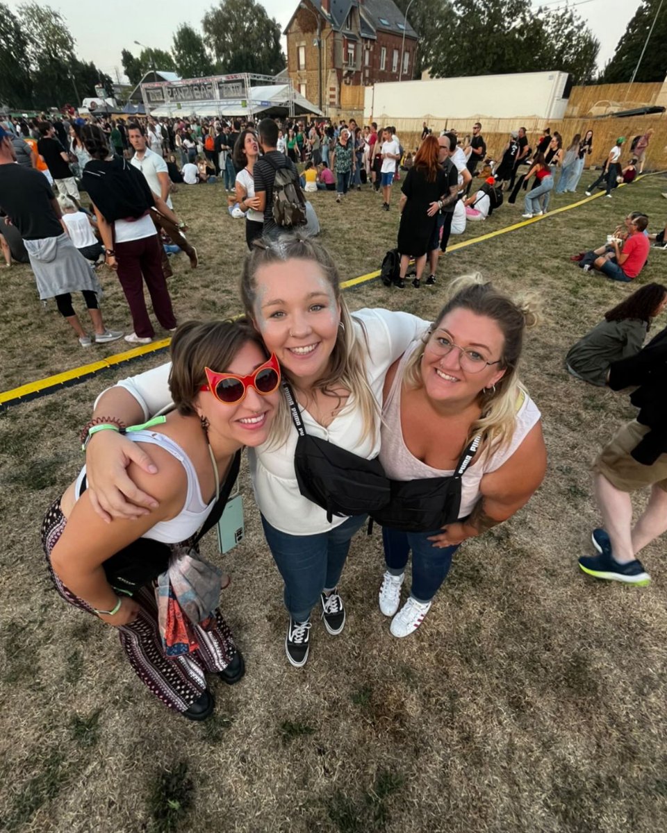 Cabaret Vert (@cabaretvert) on Twitter photo DANS LES YEUX DE NOS FESTIVALIERS
Ici c’est vous les stars et vous formez des trios de LÉGENDE ! ⭐️
Tag tes +1 en com👇
#CabaretVert #CV25 DANS LES YEUX DE NOS FESTIVALIERS
Ici c’est vous les stars et vous formez des trios de LÉGENDE ! ⭐️
Tag tes +1 en com👇
#CabaretVert #CV25