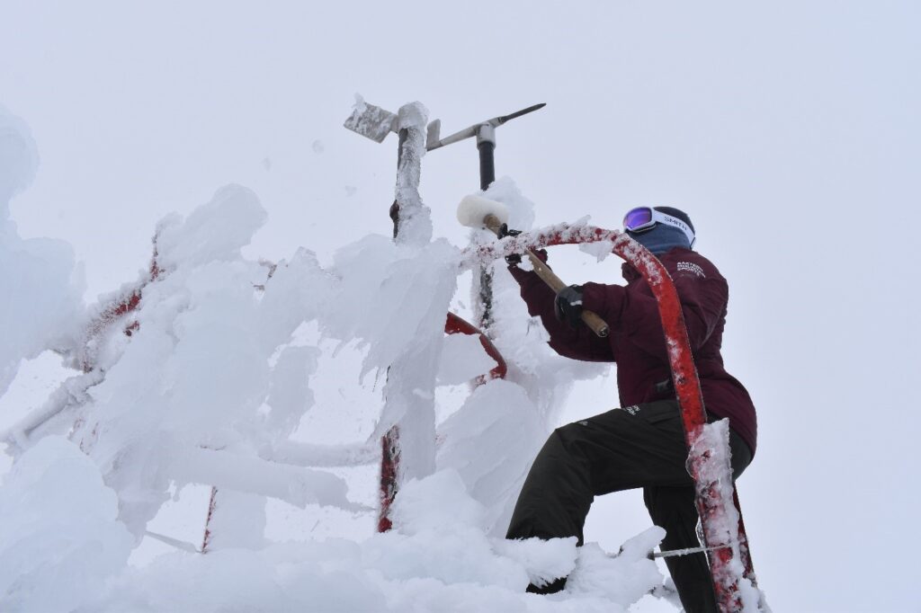 Did you know that RM Young Anemometers are used on Mt Washington? Equipment this tough would be a great addition to my chase kit. <a href="/RMYoungCompany/">R.M. Young Company</a>