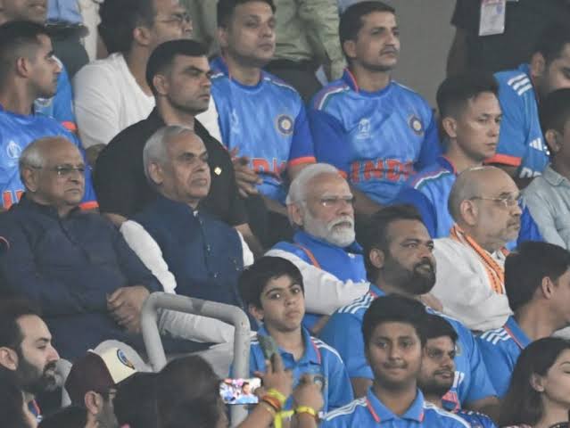 Ye ABD aur Gayle kidhar baithe hain bhai...ek camera toh unke liye assign karna tha kam se kam aaj...