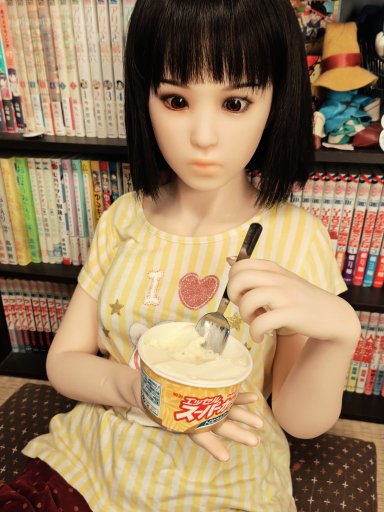 #深夜のおやつドール一本勝負
『明治エッセルスーパーカップ(トロピカルミックス)』
庶民の味方、スーパーカップ！
夏を先取りしたゴキケンなカップの中には…

ヨーグルト風味のアイス！
パインとパッションフルーツ(マンゴーかな？)の果汁！
白桃とリンゴの角切り果肉！

いやぁ…常夏味だ！美味し😋