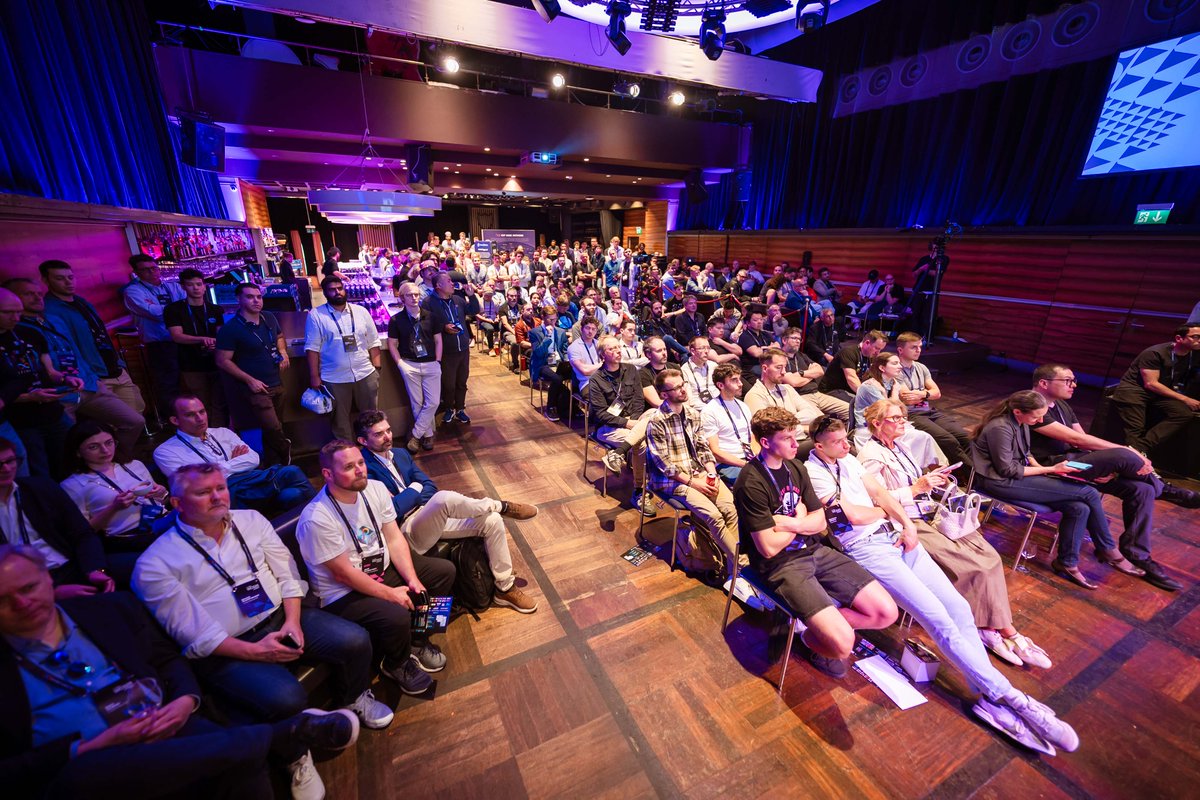 Insightful @Oisy demo from <a href="/yellingfore/">Akeel (ⵣ)</a> &amp; Stefan Berger on the ecosystem stage! 

They highlighted how you can enjoy a seamless, secure, and versatile crypto experience.

The icing on the cake is OISY Earn, now launching, starting with stablecoins and then NFTs!

#OISYWallet