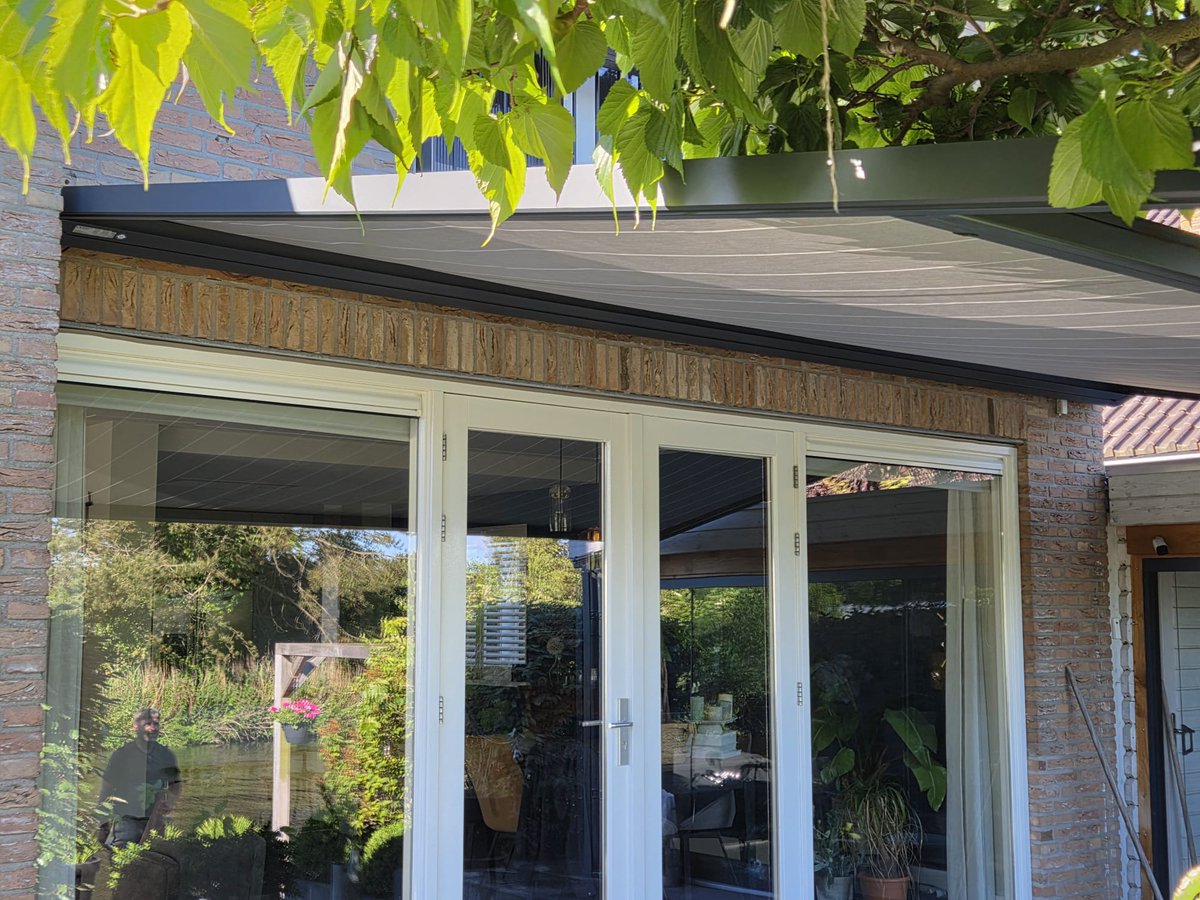 De wereld draait door, maar jouw tuin blijft koel en kalm. Onze pergola zonwering stopt de zon, de blikken én het gedoe. Voor wie z’n rust wil houden - ook wanneer het buiten woelig wordt. Kies altijd het beste bedrijf: kies nu Berg Garagedeuren en zonwering Noordwijkerhout.