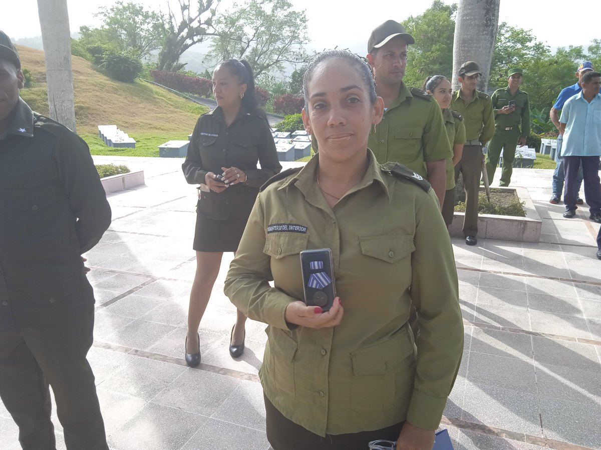Un grupo de sargentos y oficiales fueron ascendidos al grado inmediato superior y Condecorados con las Medallas que reconocen sus años de servicio, en el Acto conmemorativo por el aniversario 64 de la creación del Ministerio del Interior #TercerFrente #SantiagodeCuba <a href="/luthier789/">Isidro Castañeda</a>