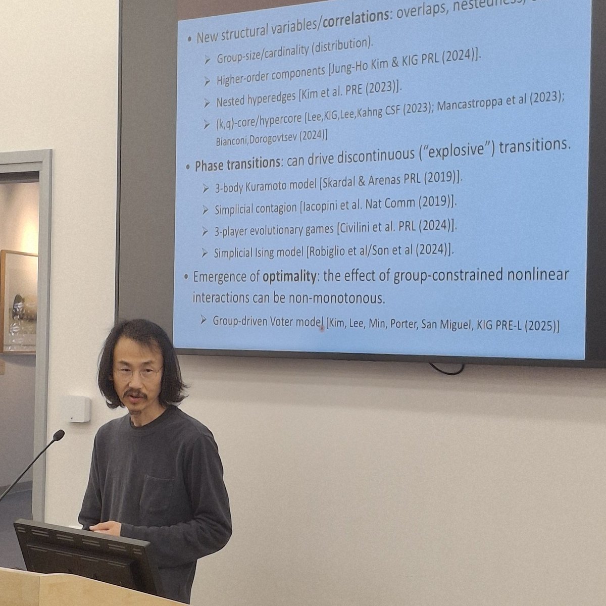 🔚 Closing the invited talks at TopoNets 2025 is Kwang-Il Goh, presenting on optimality in hypergraphs — a great way to wrap up a day of higher-order insights!
#TopoNets2025 #NetSci2025 #Hypergraphs #NetworkScience