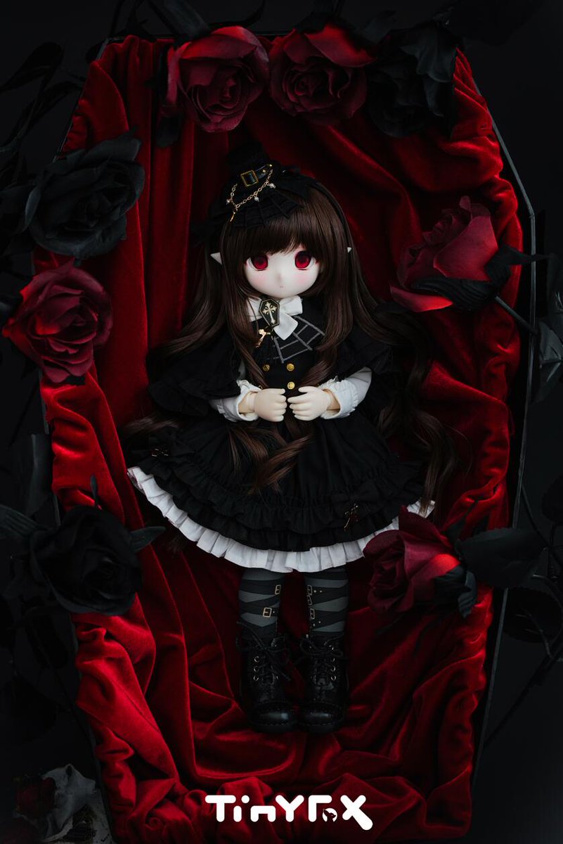 🦊TinyFox新作1/6サイズドール
🦇【Vampire･Countess】吸血鬼女伯爵　パンドラ

📅予約期間-2025年6月4日10：00~6月18日23：59
販売ページ：lapeonier.shop/items/683e6c1d…

共通フルフルセット購入特典：
キャライラストアクリルスタンド ×１ 

ラペオニア特典：
ドール用ミニチュアアンティーク小道具