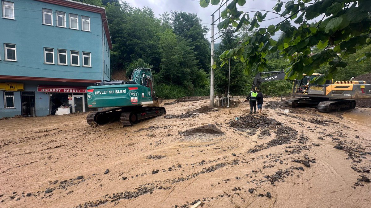 Trabzon İlimizin Ortahisar ilçesinde aniden bastıran sağanak yağışların ardından meydana gelen olumsuzluklara karşı 9 iş makinesi ve 28 personel ile sahada, vatandaşlarımızın yanında.
