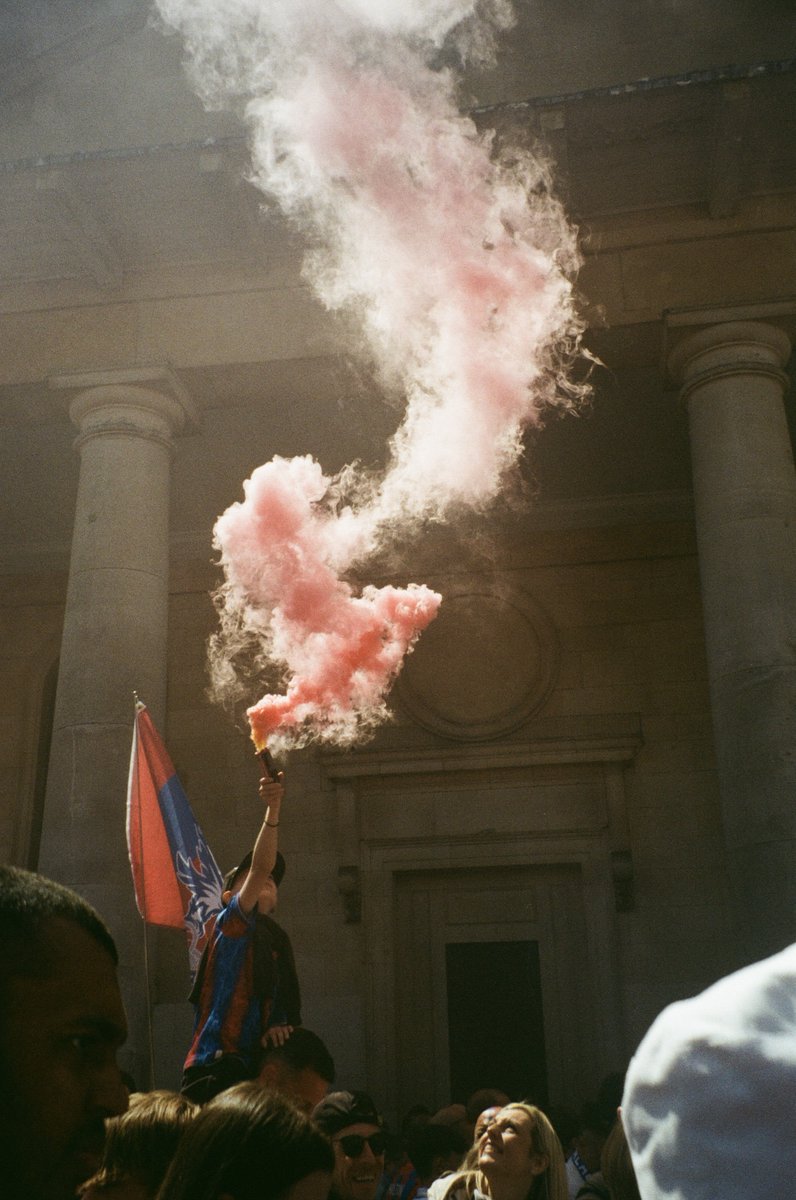 Took a 35mm film camera to the Cup Final and finally got the scans back. Turns out I took one of my favourite photos I've ever shot🧨 From Father to Son...

If anyone #CPFC knows whose shoulders this lad is sitting on please give me a shout so I can get the original file to them!