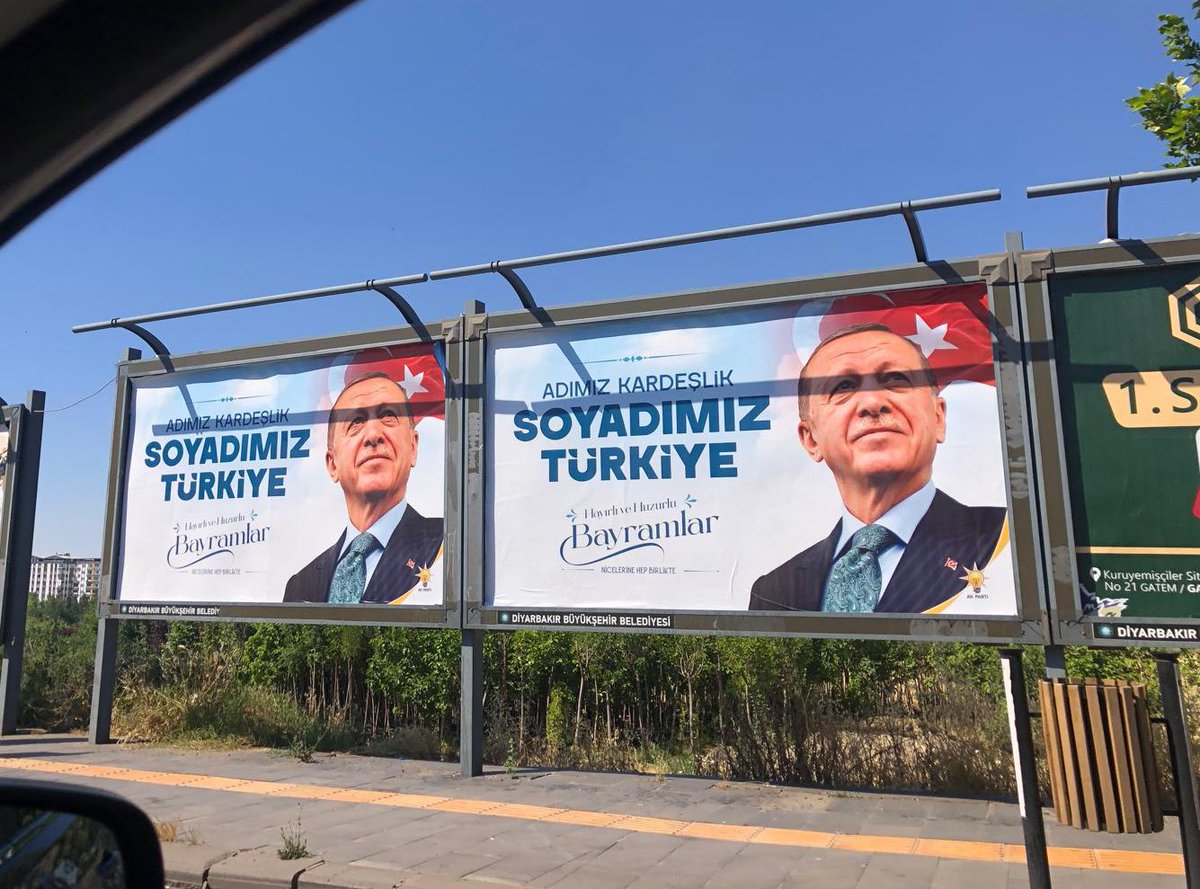 yasaricen35 (@yasaricen35) on Twitter photo Dem Partili #Diyarbakır Büyükşehir Belediyesi’ne Ait Reklam Panolarında Cumhurbaşkanı Recep Tayyip Erdoğan’a Ait Kurban Bayramı Mesajının Yayınlanması Yürekleri Kenetledi🍬
İhtiyacımız Olan İklim Tam da Bu;
Adımız Kardeşlik Soyadımız Türkiye❤️🌸
<a href="/RTErdogan/">Recep Tayyip Erdoğan</a> <a href="/diyarbakirbld/">Diyarbakır Büyükşehir Belediyesi</a> Dem Partili #Diyarbakır Büyükşehir Belediyesi’ne Ait Reklam Panolarında Cumhurbaşkanı Recep Tayyip Erdoğan’a Ait Kurban Bayramı Mesajının Yayınlanması Yürekleri Kenetledi🍬
İhtiyacımız Olan İklim Tam da Bu;
Adımız Kardeşlik Soyadımız Türkiye❤️🌸
<a href="/RTErdogan/">Recep Tayyip Erdoğan</a> <a href="/diyarbakirbld/">Diyarbakır Büyükşehir Belediyesi</a>