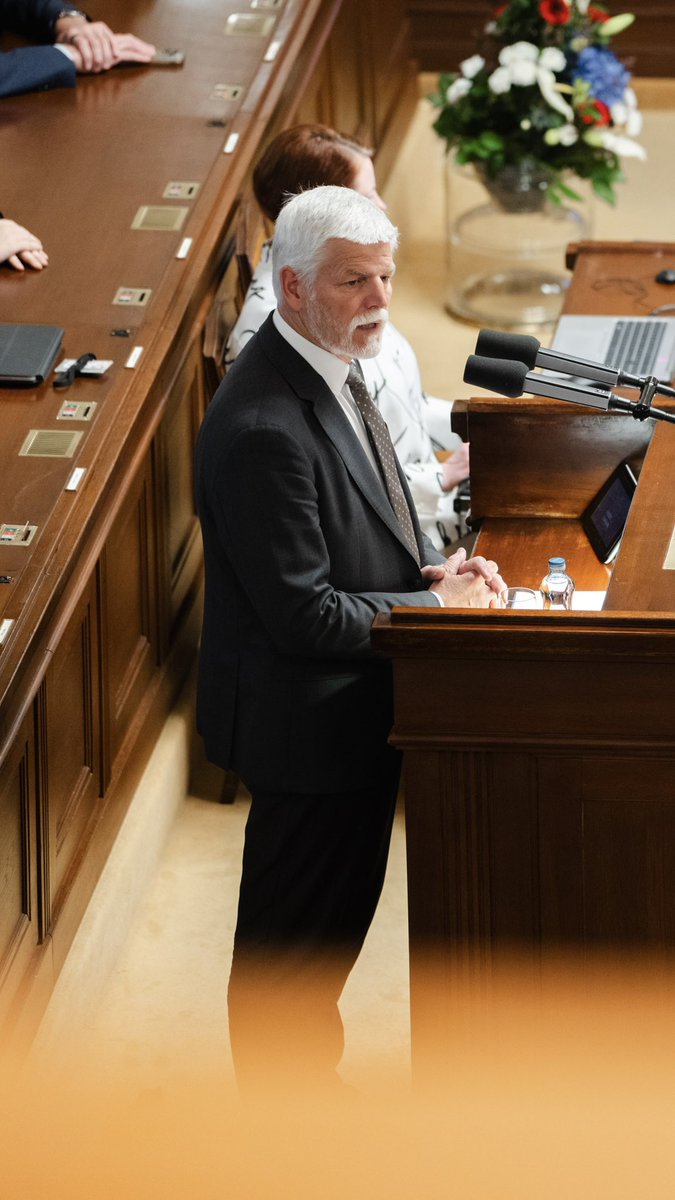 Potřetí od začátku svého mandátu jsem navštívil Poslaneckou sněmovnu. Na jejím posledním řádném jednání před parlamentními volbami jsem poslankyním a poslancům popřál důstojné završení tohoto volebního období a poděkoval za práci a službu, kterou v uplynulých čtyřech letech pro