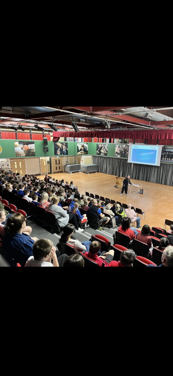 paulhannaford's tweet image. William de ferrers today Essex  1st assembly 250 local primary school 👫 year 6 were invited along with their parents great idea 👏 #SLT  🧑‍🏫 then years 7/8/9 I ask the mums dads if they wanted a watered down talk or hard hitting they all said the hard hitting! #REALIFE💪🏻❤️😊