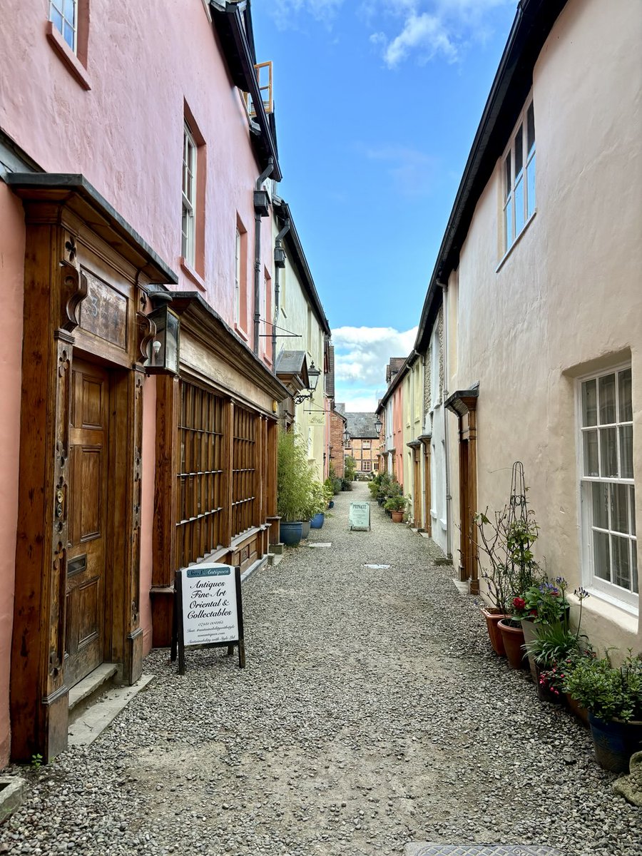 One of the many gorgeous bits of Ludlow, Shropshire - a hint of the Mediterranean about this little street 🥰