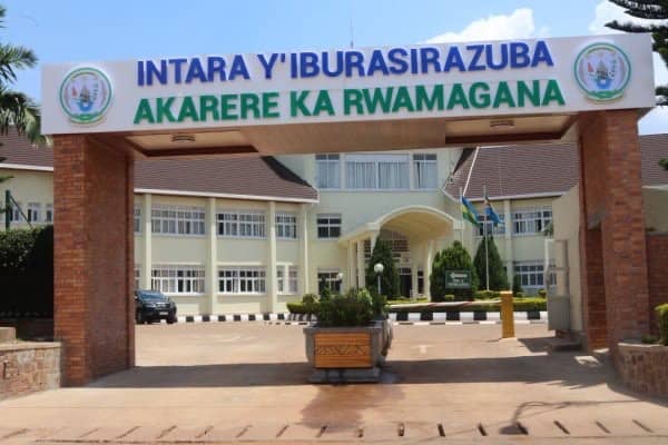 Sam Kabera (@sam_kabera) on Twitter photo Uwari Gitifu w’Umurenge wa Nzige muri <a href="/RwamaganaDistr/">Rwamagana District</a>, Niyomwungeri Richard, yanditse ibaruwa asezera mu kazi, nyuma yo gufatirwa mu kabari yasinze agashyamirana na Komanda. Uwari Gitifu w’Umurenge wa Nzige muri <a href="/RwamaganaDistr/">Rwamagana District</a>, Niyomwungeri Richard, yanditse ibaruwa asezera mu kazi, nyuma yo gufatirwa mu kabari yasinze agashyamirana na Komanda.