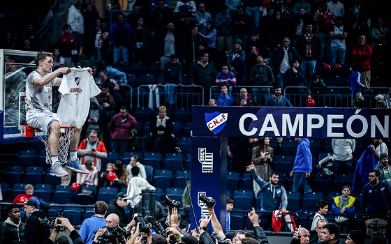 🏀 HISTORIA MUNDIAL

Nacional consiguió un hito histórico a nivel mundial, sumándose a Cleveland Cavaliers y Guangdong Southern como los únicos equipos en revertir una final al mejor de siete estando 1-3 en desventaja.

✍️ <a href="/44gonchi/">Gonchi Costa</a>
📸 <a href="/BrunoTasende14/">Bruno</a>
📝 basquetcaliente.com/historia-mundi…