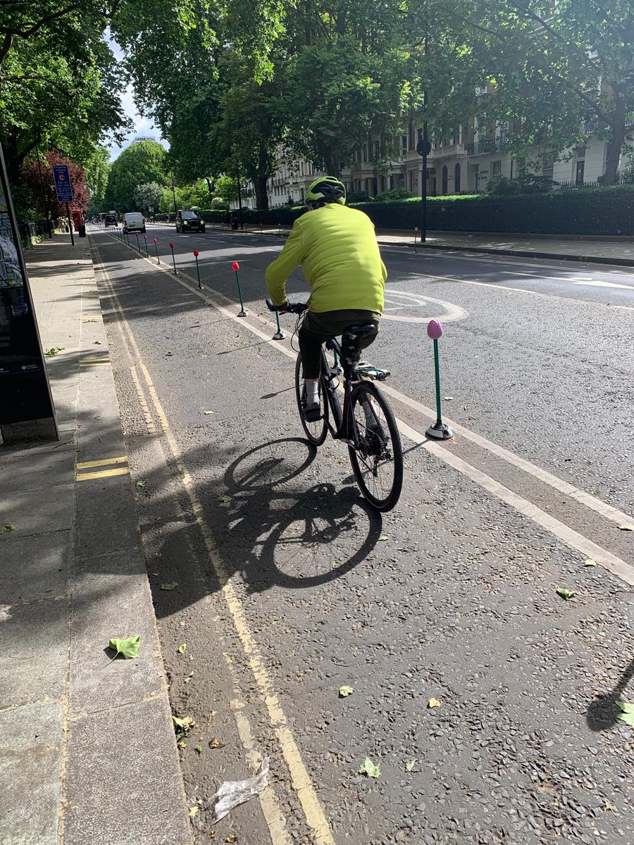 A Londra le ciclabili sono numerate, ampie e manutenute. Da noi non ci disegnano nemmeno più ip simboli della bici.