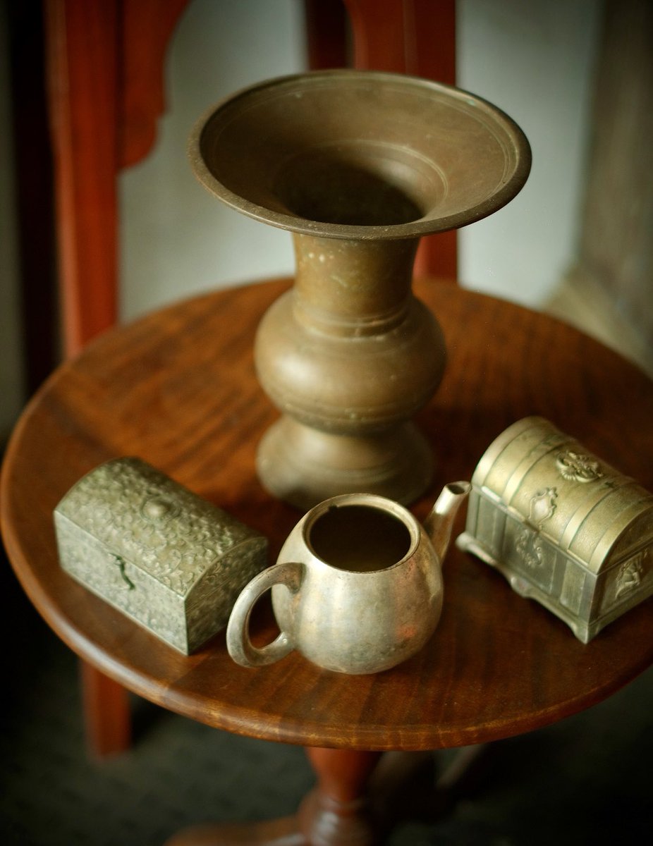 お土産シリーズその4
真鍮フレームを購入したお店にてティーポットも購入（写真真ん中のもの）素材を聞いたけど、意思疎通が図れず結局不明…（銀でもなく錫でもなく多分プラチナ？）左隣のボックスも欲しかったけど、出自もわからないのに高価だったので諦める。悔しいから写真だけ撮らせてもらった。