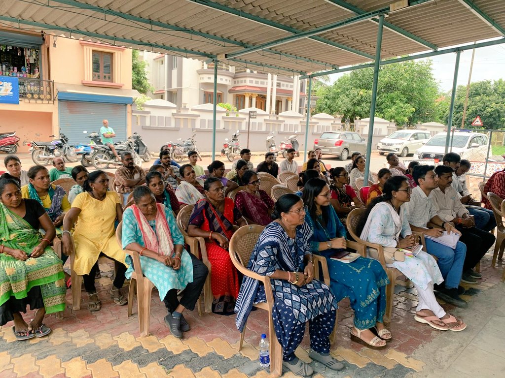 આજરોજ મોજે તવડી, તા.જલાલપોર ખાતે ગ્રામજનો સાથે લોકસંવાદ કરવામાં આવ્યો. તેમજ ગ્રામ પંચાયત, આંગણવાડી કેન્દ્ર, પ્રાથમિક શાળા અને આયુર્વેદ દવાખાનાની મુલાકાત લેવામાં આવી. સાથે પૂરગ્રસ્ત વિસ્તારની સ્થળ મુલાકાત લઈ આપત્તિના સમયે તકેદારી રાખવા અંગેના સૂચનો આપવામાં આવ્યા.