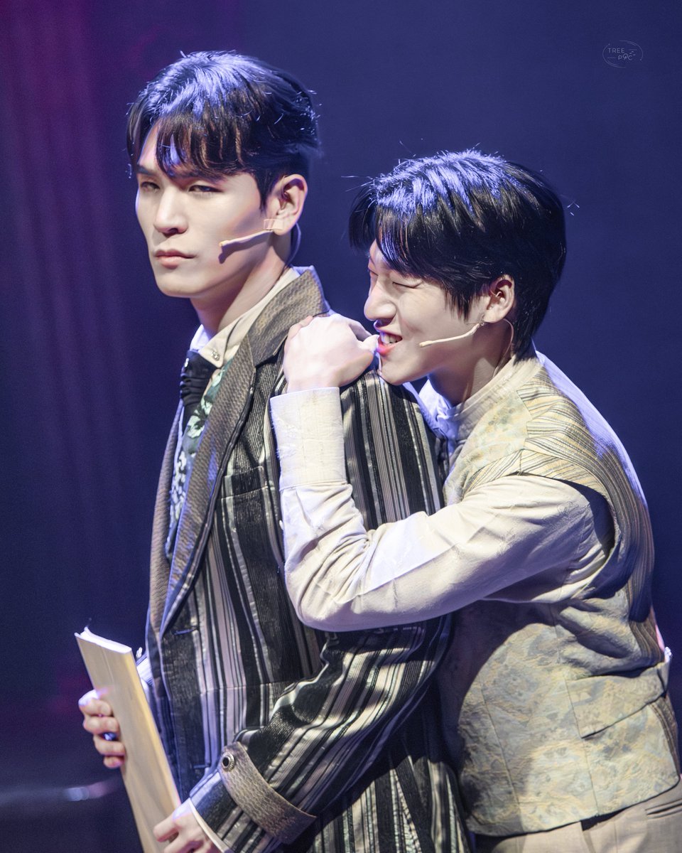 25.06.03 🌙 #와일드그레이
스페셜 커튼콜 • 살로메

로버트 로스 || #조민호 
알프레드 더글라스 || #김리현

그런데 엄마 나도 이용만 당한 건 아니야

요한이 매력적이었거든