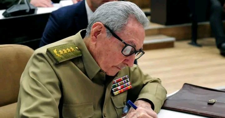 Ejemplo para todos los cubanos, muchas felicidades para nuestro General de Ejército en su 94 cumpleaños #RaúlEsRaúl ✍🏼