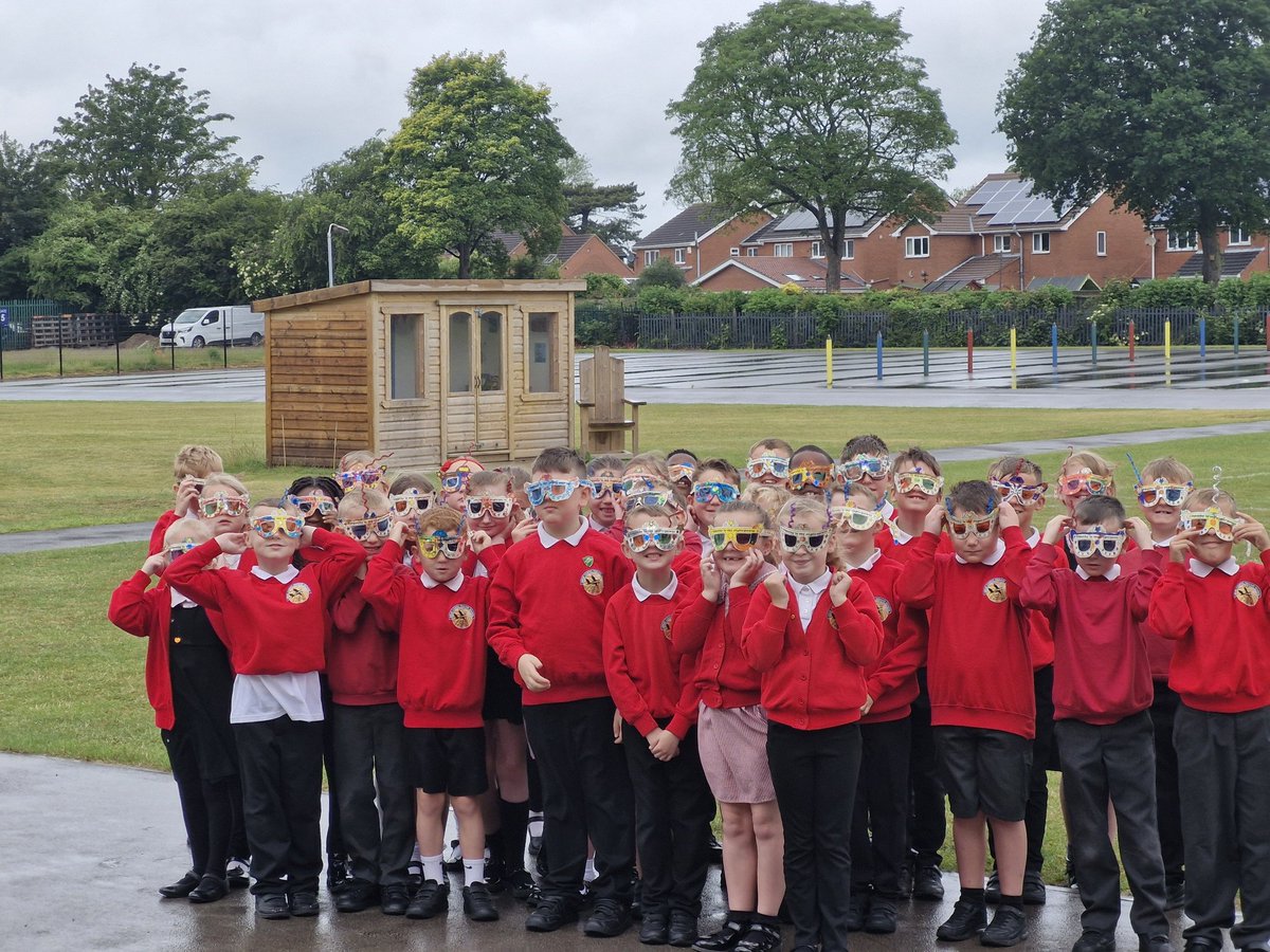 Year3L's tweet image. Today, we watched the #sparkempathy with A.M. Dassu and SitaBrahmachari, all about life as a refugee. We created our empathy glasses to remember that we never know what others are dealing with! @EmpathyLabUK @PrimaryGreat #DANCE