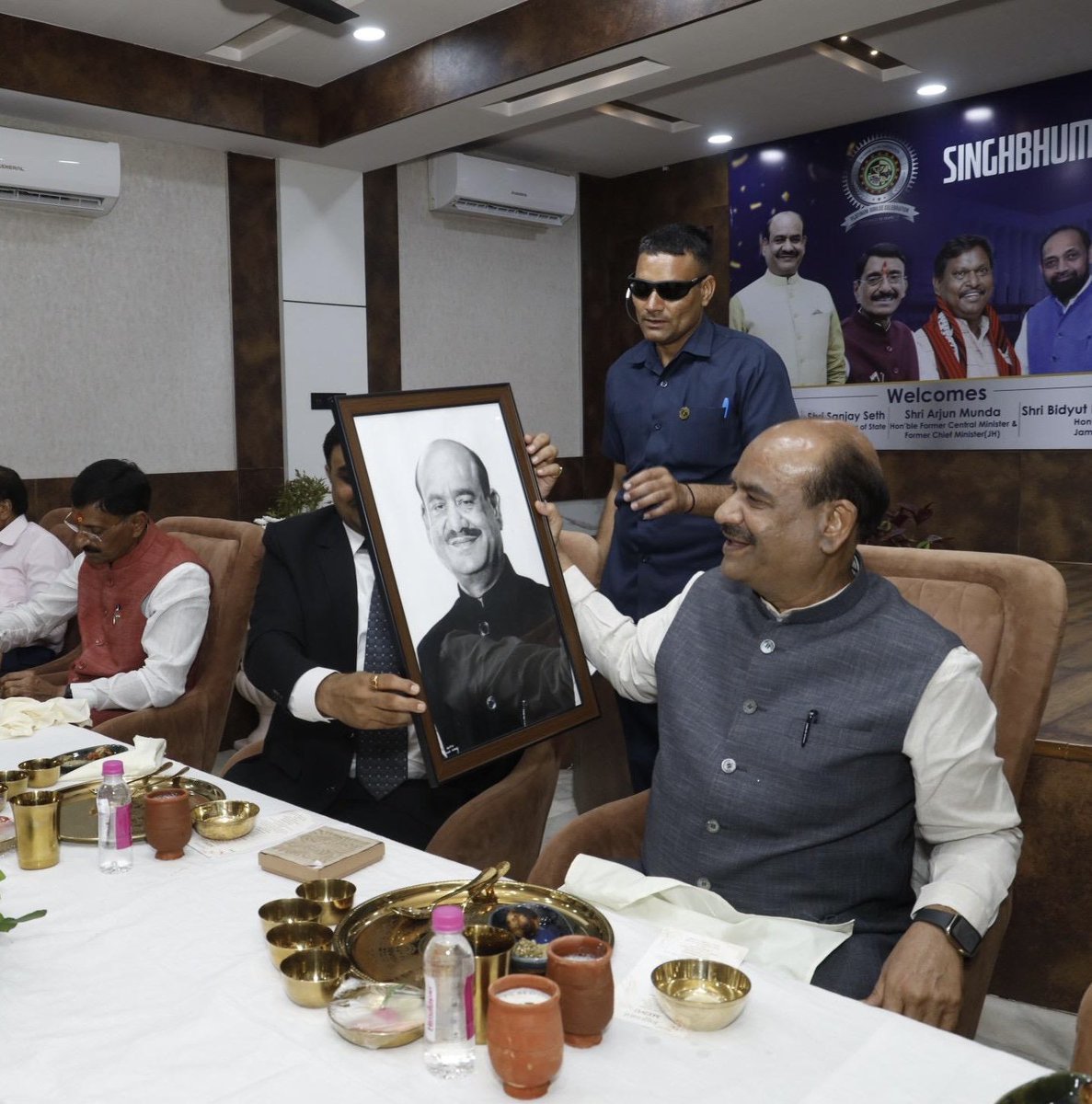 Hue_Wing's tweet photo. I made this sketch of Sri @ombirlakota for @scci_jsr 

This sketch was gifted to the  @loksabhaspeaker to honour his presence at the Platinum Jubilee Celebration of Singhbhum Chamber of Commerce and he apparently loved it and said he’d take it with him and display it at his place https://t.co/AfzIHyOyaR