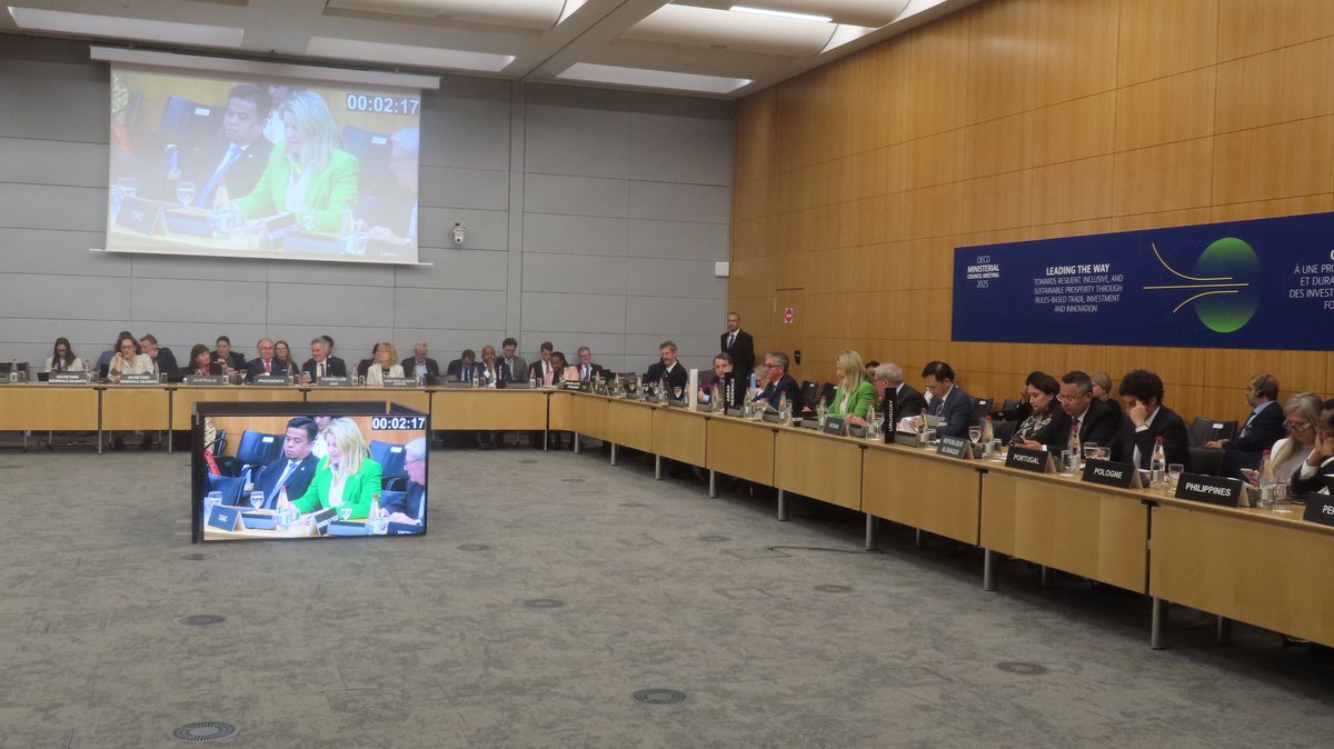 (1/4)

🚨 Trade unions call for new approach to stop workers being left behind

TUAC President <a href="/LizShuler/">Liz Shuler</a> told today's OECD meeting that globalisation has left deep scars on workers through deindustrialisation and job losses. 

<a href="/AFLCIO/">AFL-CIO ✊</a>