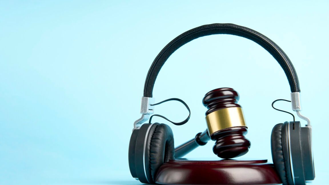 The banning of @FeelTheMusi (an app that streams from YouTube and restricts adverts) from the #AppStore resurfaces buff.ly/lM85SIP