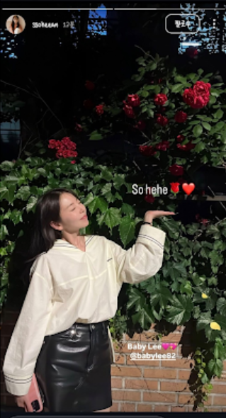 Wonder Girls Sohee poses with roses and a red heart after voting
tinyurl.com/42mw5e52