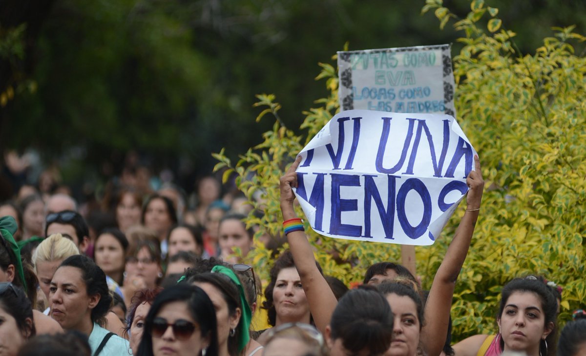 Este #3J les compartimos un informe sobre la cruda realidad de la violencia por razones de género en la Argentina y en la ciudad de #LaPlata. Una problemática persistente que nos interpela como sociedad. El grito de #NiUnaMenos que resonó por primera vez hace una década, sigue
