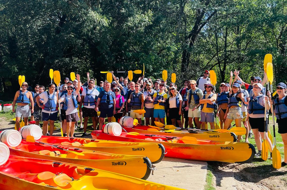 SmartTribune's tweet image. Derrière notre IA, il y a surtout ça :
des humains qui aiment le défi, le collectif et les pagaies jaunes.
Le challenge, c’est notre ADN.
Et chez Smart Tribune, on rame tous dans le même sens 💪🚣‍♂️
#TeamSmart #GalaExperienceClient @Agora_Managers