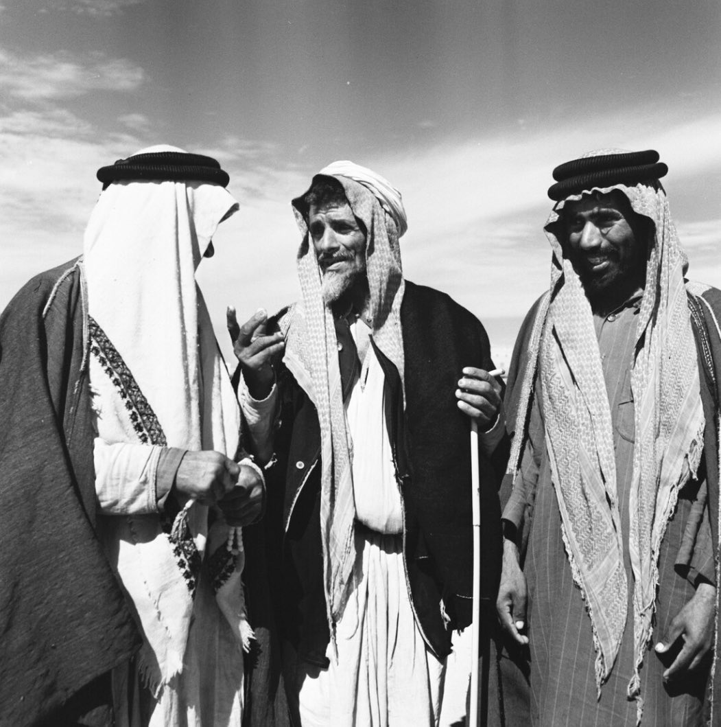 Aziz_ghunaim7's tweet image. صور بعنوان " ثلاثة رجال اثناء القاء نكتة "
التقطت الصور بين عامي ١٩٤٦ - ١٩٥٤ م بواسطة ايلو باتيجيلي في المنطقة الشرقية
المصدر : متحف بيت ريفرز ، جامعة اكسفورد