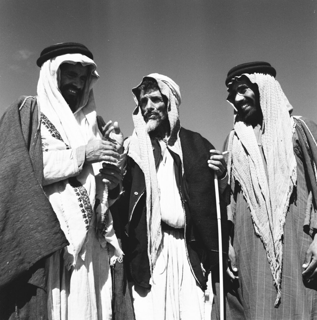 Aziz_ghunaim7's tweet image. صور بعنوان " ثلاثة رجال اثناء القاء نكتة "
التقطت الصور بين عامي ١٩٤٦ - ١٩٥٤ م بواسطة ايلو باتيجيلي في المنطقة الشرقية
المصدر : متحف بيت ريفرز ، جامعة اكسفورد