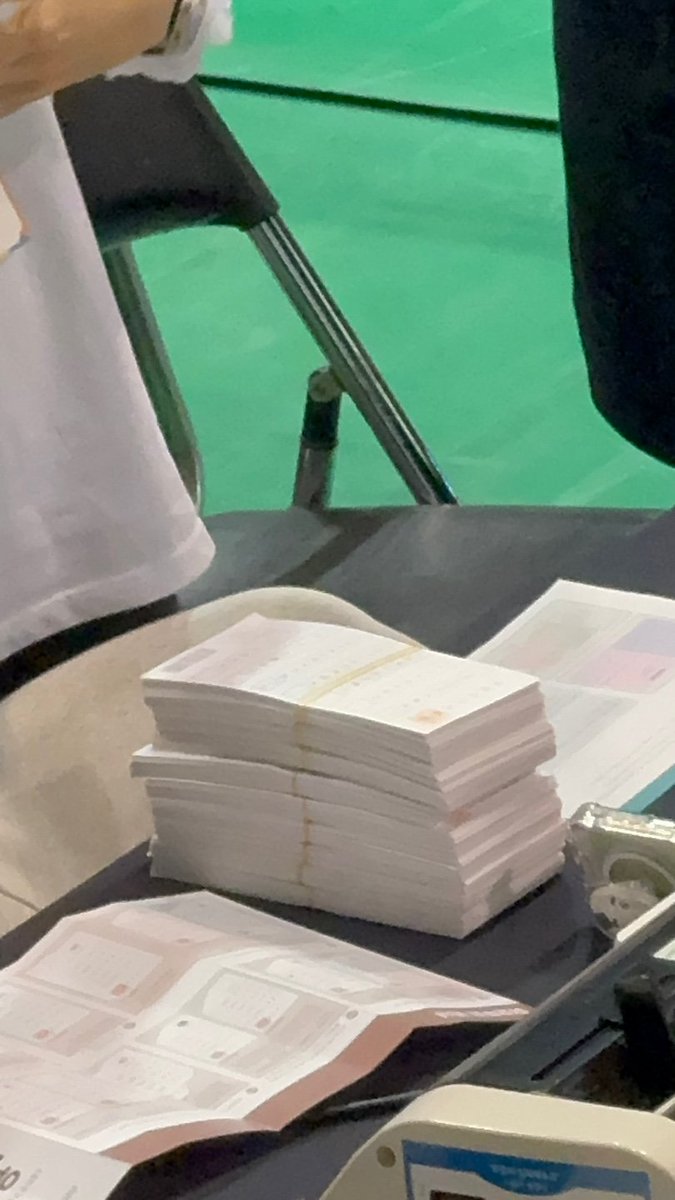 지금 결과가 나쁘다고 억지 부리는거 아닙니다. 사전/관외여니까 실제로 이런 투표지가 나오고 있습니다. 이게 물리적으로 가능한가요? 관외와 사전은 이틀전에 취합되었는데 어떻게 중력의 법칙을 거스르는 새종이 일 수가 있죠?