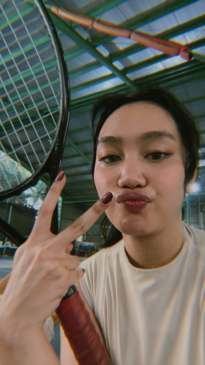 Tetap pegang raket ditengah gempuran orang2 pegangan tangan