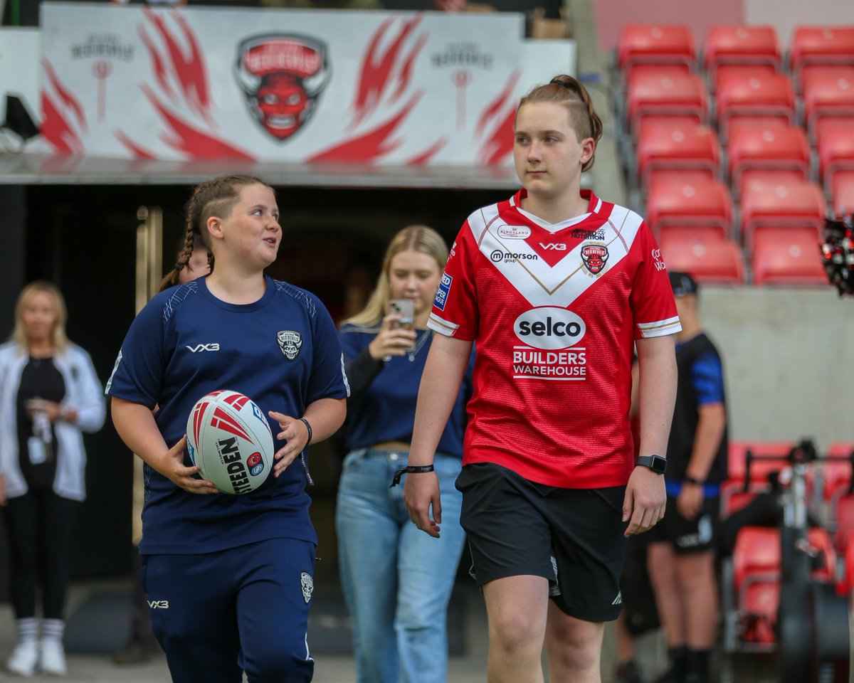 🏉 It was great to have Sam and Jess Henn from <a href="/Salford_YZ/">SYZ</a> take out the match ball on Friday night.

The Salford-mad brother and sister designed our warm-up tops for the game! 💚