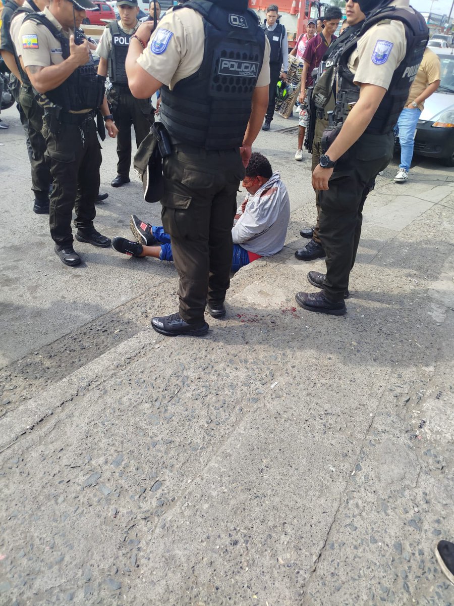 EDISON MENDOZA (@flacomendoza1) on Twitter photo #URGENTE
Lluvia de balas en Guayaquil.
Balacera en intento de asalto a un blindado a la altura de Mi Comisariato en la vía a Daule por Ecuasal.
Hay detenidos y al menos un guardia herido.
La <a href="/PoliciaEcuador/">Policía Ecuador</a> actuó de inmediato.
En breve más detalles.
#ULTIMAHORA
#Ecuador #URGENTE
Lluvia de balas en Guayaquil.
Balacera en intento de asalto a un blindado a la altura de Mi Comisariato en la vía a Daule por Ecuasal.
Hay detenidos y al menos un guardia herido.
La <a href="/PoliciaEcuador/">Policía Ecuador</a> actuó de inmediato.
En breve más detalles.
#ULTIMAHORA
#Ecuador