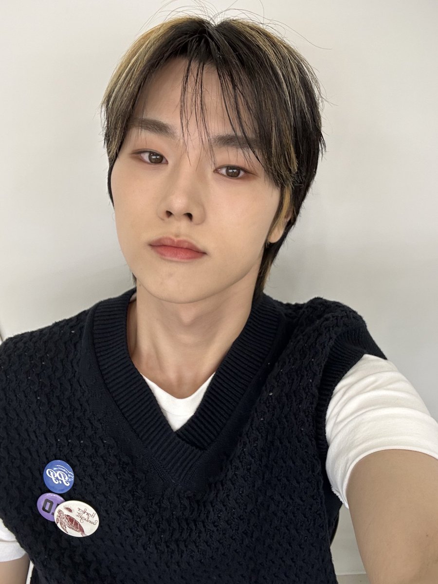 dyeongbbl's tweet photo. 250603 🦖🐱💭 03:40 PM

📸 x 3

hallow (cutely), i’m jyp’s no. 1 vocalist, jungsu

크크

the weather is nice today too

have a great day!

i’m going to go practice (cutely) https://t.co/o5vIGnkCXa