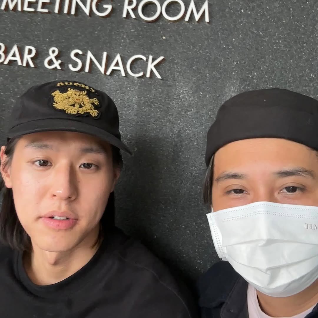 ความน่ารักของคุณบิวกิ้นตั้งแต่ 2019 ที่เดินมาหาน้องตัวเล็กๆ แล้วกวักมือเรียกให้มาถ่ายรูปด้วยกัน ทำให้พี่เค้ากับแฟนชมกันใหญ่ว่าน่ารักจังเลย :)

เพิ่งรู้ความจริงวันนี้ว่า จริงๆ แล้วบิวกิ้นไม่ได้เป็นคนน่ารัก แต่เขาเป็นคนกวนตีนครับ 555

อ่านแล้วยิ้มตามเลยค่ะ 🤣
#bbillkin #บิวกิ้น