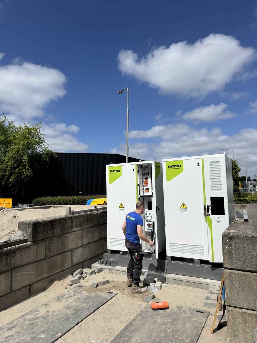 We hebben geïnvesteerd in een eigen 630KVA trafostation⚡️
Daarnaast hebben we twee krachtige batterijen van 2 x 261 kWh🔋aangeschaft. Hiermee hebben wij zelf grip op onze toekomstige energiebehoefte en dragen we bij om de pieken en dalen op het energienet te verminderen.