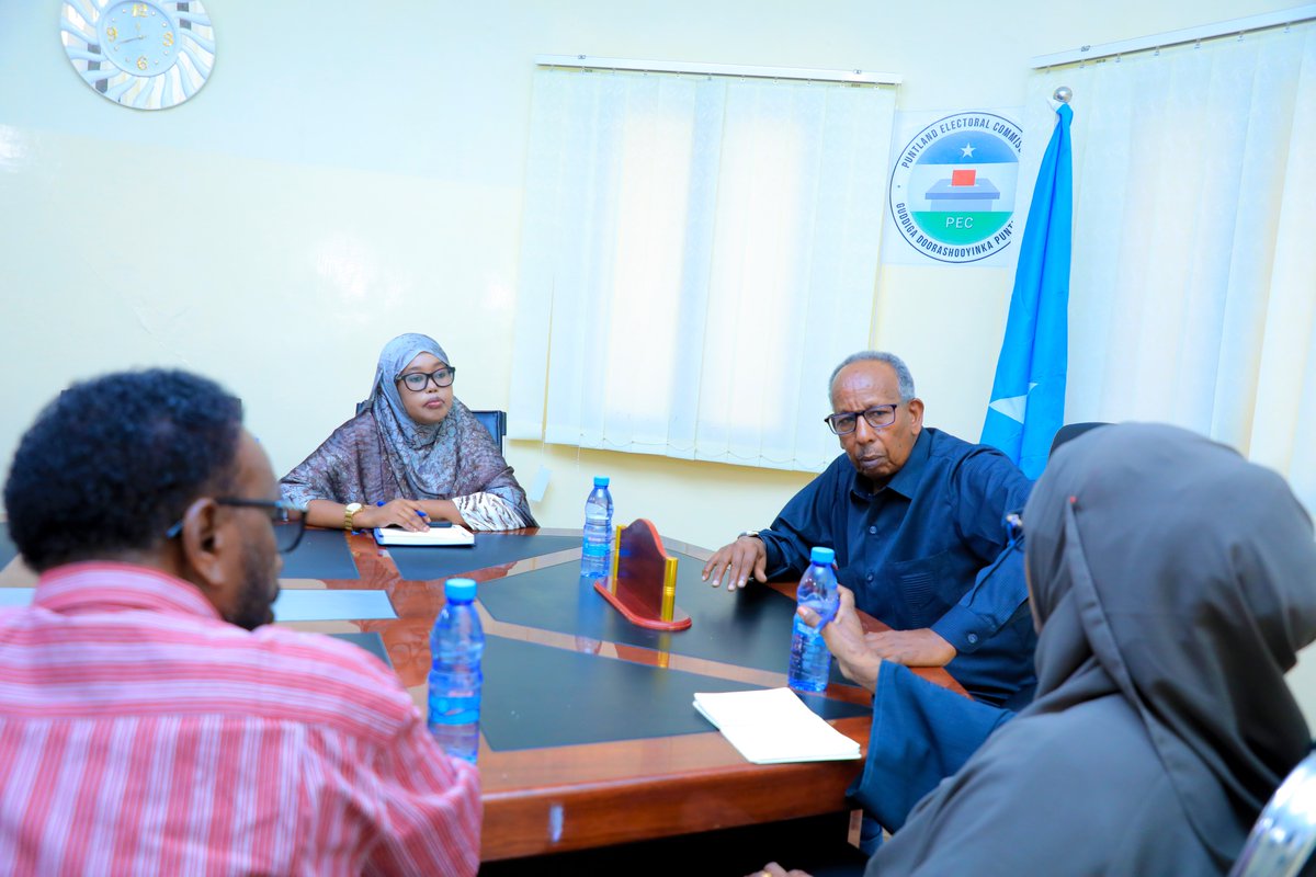 Guddoomiye Kuxigeenka
<a href="/PECPuntland/">PEC</a> , ayaa maanta shir-Guddoomiyay kulanka Guddi hoosaadka Xisbiyada Siyaasadda iyo  Xisbiyada Siyaasadda ee kala ah Xisbiga Mideeye iyo Xisbiga Shaqaalaha, kaas oo ay uga wada hadleen qorshayaasha guddiga, shaqooyinka iyo qorshayaasha Xisbiyada.