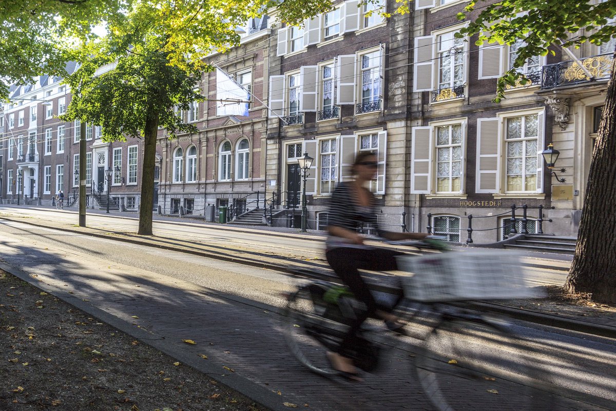 Vandaag is het wereldfietsdag

Ieder jaar op 3 juni promoot de VN de voordelen van de fiets. Het is snel, gemakkelijk, goedkoop, milieuvriendelijk en ook nog eens goed voor de gezondheid. Dus vaker de fiets pakken en de auto laten staan! #gaopdefiets #VN #denhaagfietst
