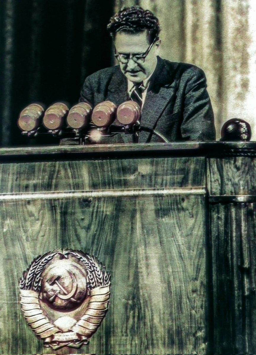 Daha gün o gün değil, derlenip dürülmesin bayraklar.

Dinleyin, duyduğunuz çakalların ulumasıdır.

Safları sıklaştırın çocuklar, bu kavga faşizme karşı, bu kavga hürriyet kavgasıdır. 
#NazımHikmet #3Haziran1963