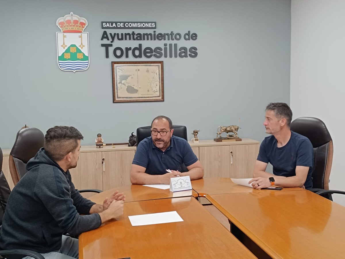 Hoy hemos mantenido sendas reuniones con los responsables de la gestión de las piscinas municipales de Tordesillas.

Por un lado, para coordinar los últimos detalles de apertura de la Piscina de Verano y, por otro, para planificar el cierre temporal de la Piscina Climatizada.