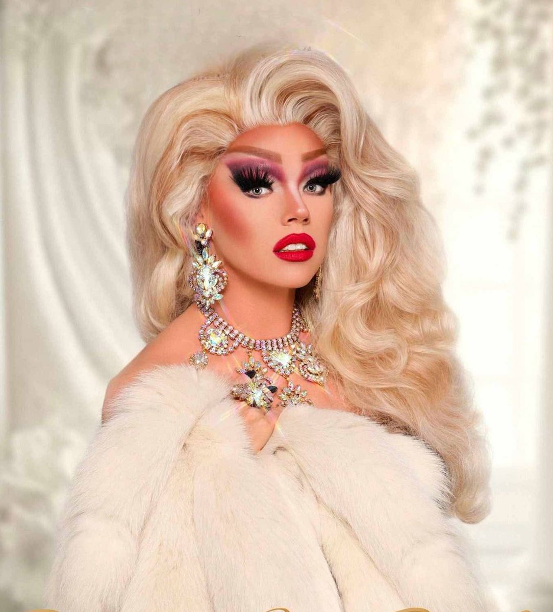 DiscoveryGreen's tweet photo. Slay the night away at Discovery Green's Rainbow on the Green with @jaymichaels and Dessie Love-Blake. Join us for a special night of performances from the @PrideChorusHTX. This year Discovery Green is partnered with Houston LGBTQ Chamber of Commerce.

📅:June 27
🕖:7-10pm https://t.co/gSX7lvYMiX