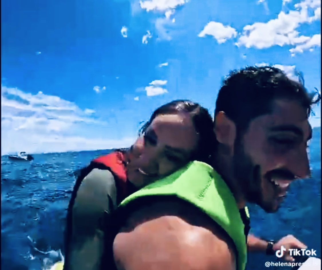 “E saremo quel che tutti sognano 
quell'amore che i cantanti cantano
tanto forte, potente, immenso che
sembra esagerato ed impossibile” 🤍🔗
#helevier