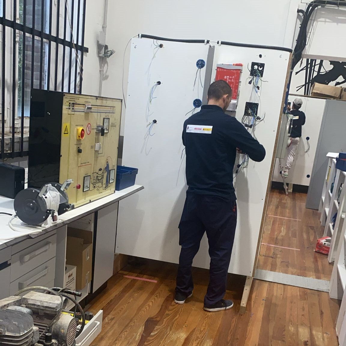 Alumnos de <a href="/FLCconstruccion/">Fundación Laboral de la Construcción</a> - Cantabria simulando instalaciones eléctricas antes pasar al montaje real.
¡Gracias al profesor Jose Jesús Ruiz por innovar en sus clases! 
Formación: "Operaciones Aux. de Montaje y Mantenimiento de Equipos Eléctricos y Electrónicos" (ELEQ0111)