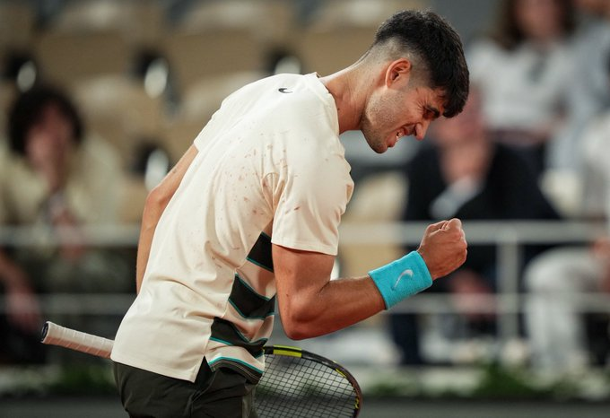 🎾 FINAL | <a href="/carlosalcaraz/">Carlos Alcaraz</a> arrasa a Tommy Paul y ya está en semifinales de <a href="/rolandgarros/">Roland-Garros</a> por tercer año consecutivo

🇺🇸 Tommy Paul     0⃣ 1⃣ 4⃣
🇪🇸 Carlos Alcaraz  6⃣ 6⃣ 6⃣

🔜 Se enfrentará a Musetti por un puesto en la final

📻 #PartidazoCOPE